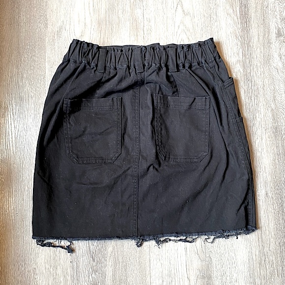 HOLLISTER • Black Mini Denim Utility Cargo Skirt • Size Medium • Built-in Belt - Picture 2 of 12